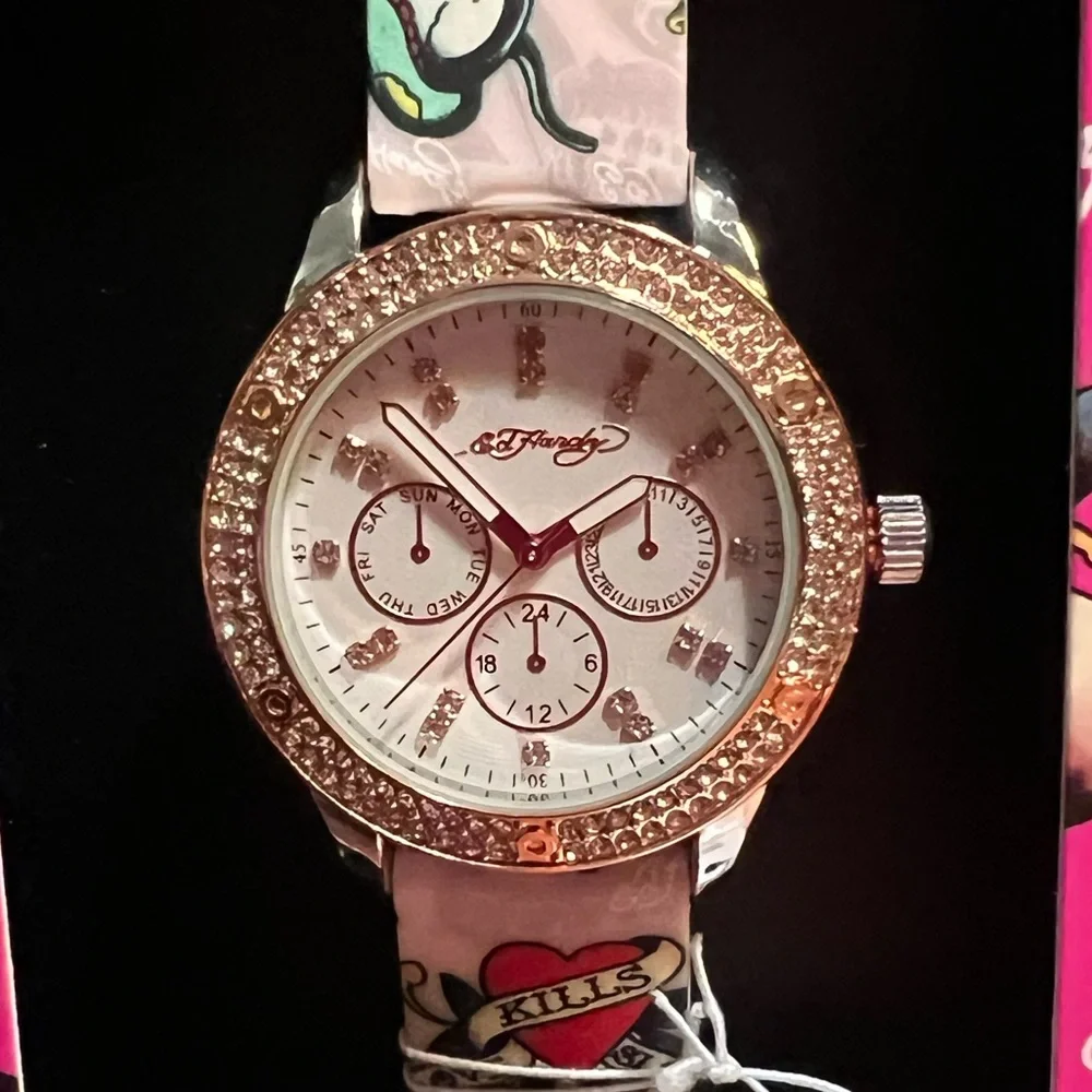 Ed Hardy Kills NWT Pink Silicone Skull Band Gold Tone Rhinestone Adorned Watch - Picture 6 of 7